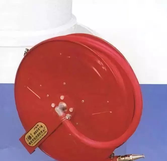 室內(nèi)消火栓箱內(nèi)一般應配置什么？