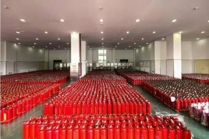 生產(chǎn)不合格滅火器！哈爾濱一公司被立案?jìng)刹?/></p><p>　　在消防產(chǎn)品質(zhì)量安全專項(xiàng)整治行動(dòng)期間，哈爾濱消防救援支隊(duì)軌道大隊(duì)在對(duì)轄區(qū)重點(diǎn)單位開展消防產(chǎn)品質(zhì)量監(jiān)督抽樣檢查時(shí)，發(fā)現(xiàn)某單位使用的大量手提式干粉滅火器中滅火藥劑磷酸二氫銨含量未達(dá)到國(guó)家強(qiáng)制標(biāo)準(zhǔn)，哈爾濱市消防救援支隊(duì)立即將此情況上報(bào)省消防產(chǎn)品質(zhì)量安全專項(xiàng)整治行動(dòng)工作專班，工作專班召開聯(lián)席會(huì)議并成立聯(lián)合調(diào)查組，立即開展線索核查，通過(guò)核查消防產(chǎn)品購(gòu)銷合同、產(chǎn)品流向等信息，認(rèn)定該滅火器為某消防科技有限公司生產(chǎn)的產(chǎn)品。目前，公安機(jī)關(guān)已對(duì)該公司涉嫌生產(chǎn)、銷售偽劣產(chǎn)品進(jìn)行立案?jìng)刹椤?完)</p>
				<div   id=